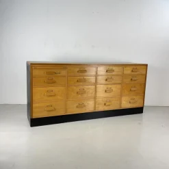 Pamono 16 Drawer Oak Shop Counter, 1950s> Worktables & Workbenches
