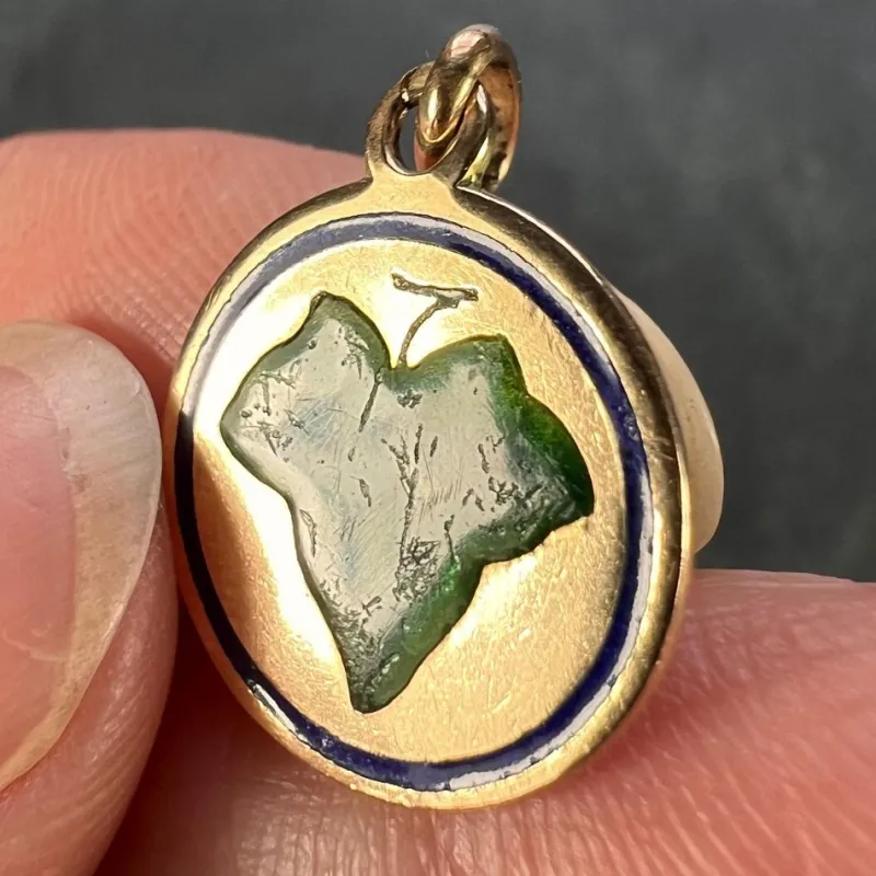 Pamono 9 Karat Rose Gold and Enamel Ivy Leaf Love Charm Pendant, 1930s> Necklaces