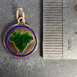Pamono 9 Karat Rose Gold and Enamel Ivy Leaf Love Charm Pendant, 1930s><noscript><img width=