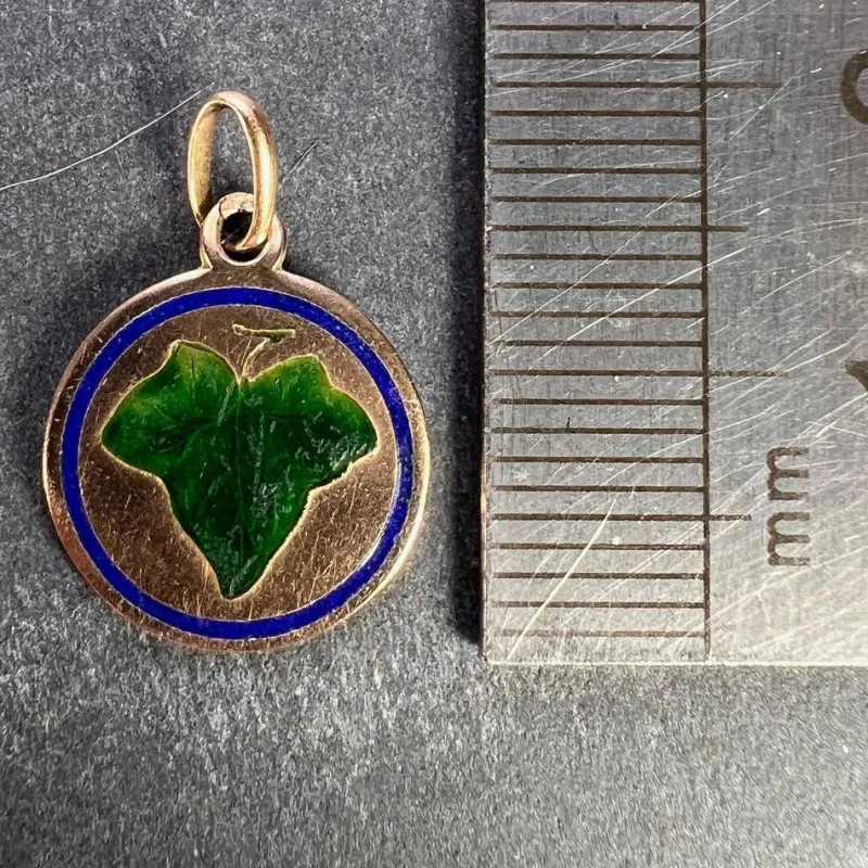 Pamono 9 Karat Rose Gold and Enamel Ivy Leaf Love Charm Pendant, 1930s> Necklaces
