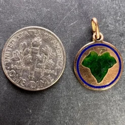 Pamono 9 Karat Rose Gold and Enamel Ivy Leaf Love Charm Pendant, 1930s><noscript><img width=
