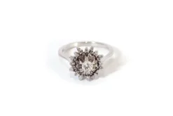 Sale Pamono 18 Karat White Gold and Diamond Flower Ring