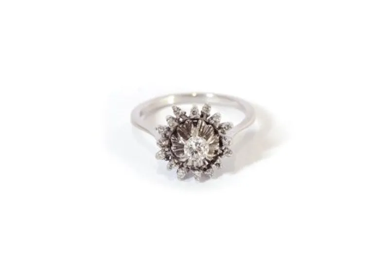Sale Pamono 18 Karat White Gold and Diamond Flower Ring