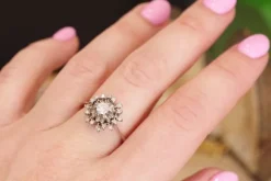 Sale Pamono 18 Karat White Gold and Diamond Flower Ring