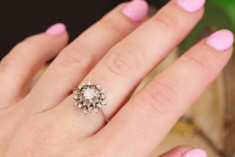 Sale Pamono 18 Karat White Gold and Diamond Flower Ring