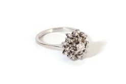 Sale Pamono 18 Karat White Gold and Diamond Flower Ring