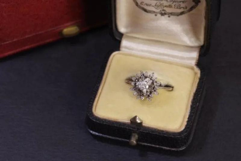 Sale Pamono 18 Karat White Gold and Diamond Flower Ring