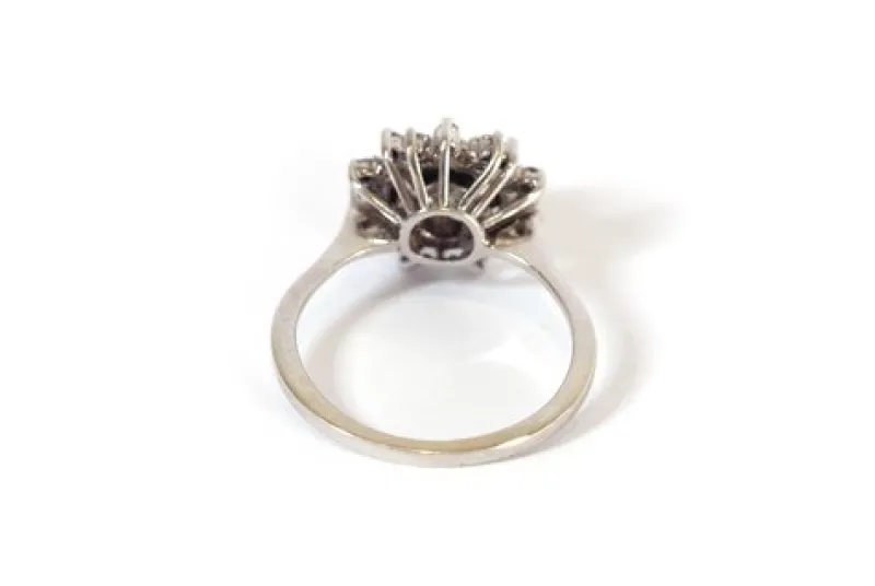 Sale Pamono 18 Karat White Gold and Diamond Flower Ring