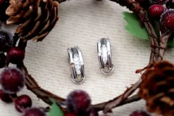 Outlet Pamono 18 Karat White Gold Earrings with Brilliant-Cut Diamonds, Hammered Center Band and Omega Clasps, Set of 2