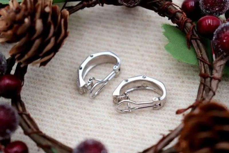 Outlet Pamono 18 Karat White Gold Earrings with Brilliant-Cut Diamonds, Hammered Center Band and Omega Clasps, Set of 2