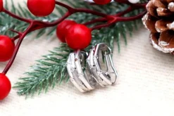 Outlet Pamono 18 Karat White Gold Earrings with Brilliant-Cut Diamonds, Hammered Center Band and Omega Clasps, Set of 2