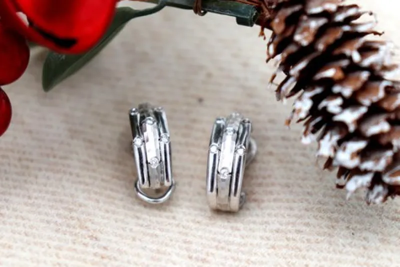 Outlet Pamono 18 Karat White Gold Earrings with Brilliant-Cut Diamonds, Hammered Center Band and Omega Clasps, Set of 2