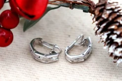 Outlet Pamono 18 Karat White Gold Earrings with Brilliant-Cut Diamonds, Hammered Center Band and Omega Clasps, Set of 2