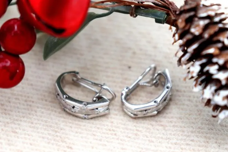 Outlet Pamono 18 Karat White Gold Earrings with Brilliant-Cut Diamonds, Hammered Center Band and Omega Clasps, Set of 2