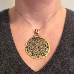 Pamono 18 Karat Yellow Gold and Enamel Notre Dame Paris Rose Window Plique a Jour Pendant Medal, 1980s><noscript><img width=