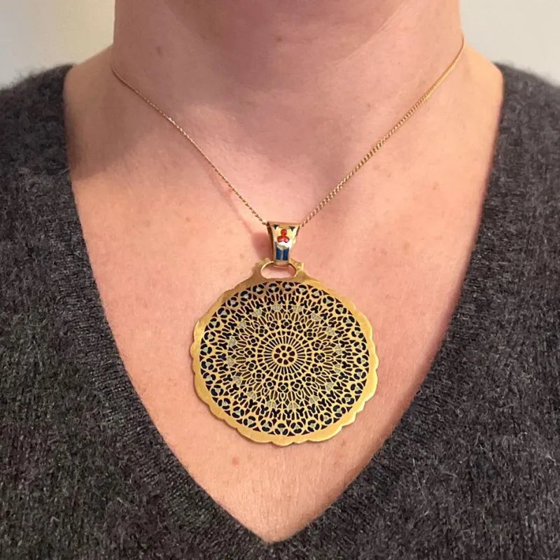 Pamono 18 Karat Yellow Gold and Enamel Notre Dame Paris Rose Window Plique a Jour Pendant Medal, 1980s> Necklaces