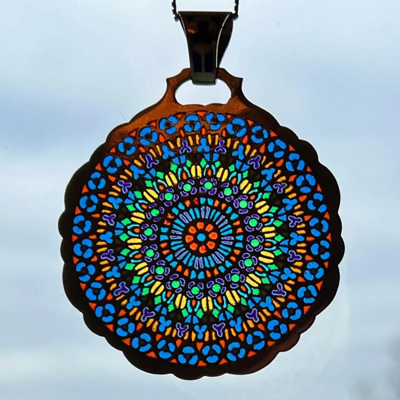 Pamono 18 Karat Yellow Gold and Enamel Notre Dame Paris Rose Window Plique a Jour Pendant Medal, 1980s> Necklaces