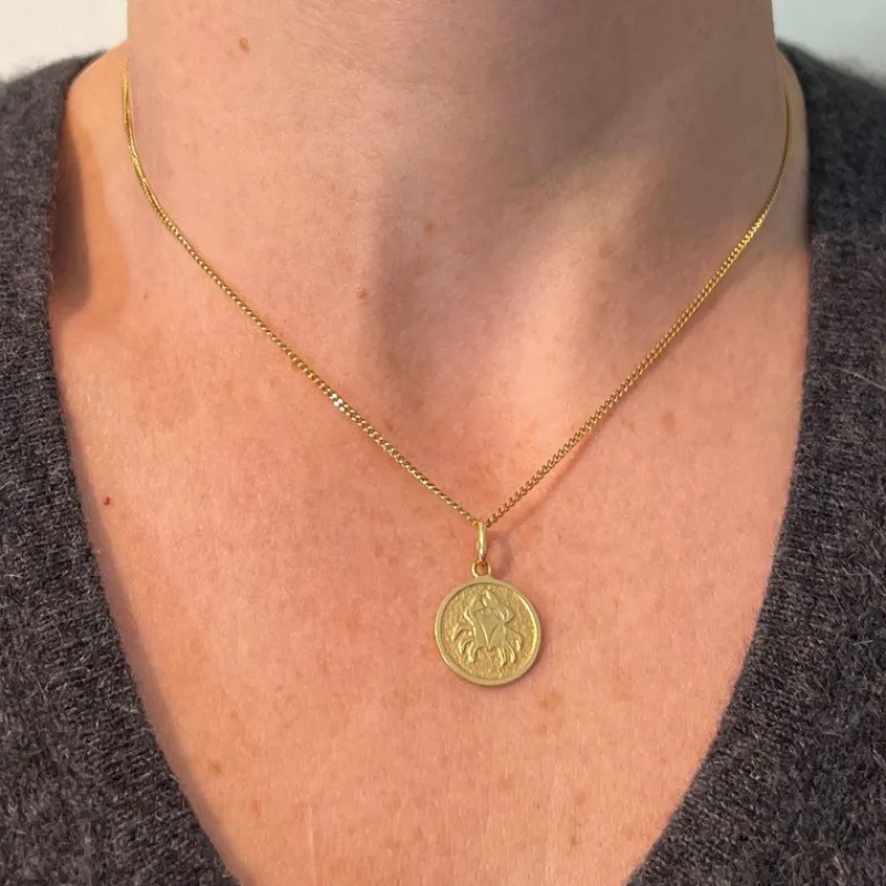 Pamono 18 Karat Yellow Gold Cancer Zodiac Charm Medal Pendant, 1950s> Necklaces
