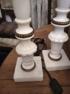 Pamono Alabaster Marble Column Lamps with Brass Ornaments, 1930s, Set of 2> Table Lamps