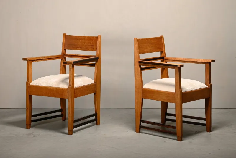 Pamono Amsterdam School Art Deco Armchairs in Oak and Almond Fabric, 1930s, Set of 2> Lounge Chairs & Armchairs