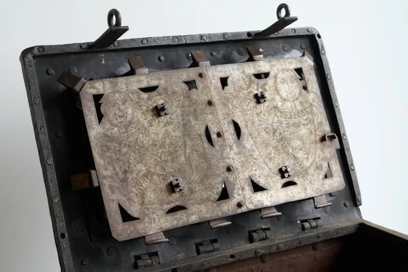 Online Pamono Antique Armada Box or Strongbox in Iron, Early 17th Century