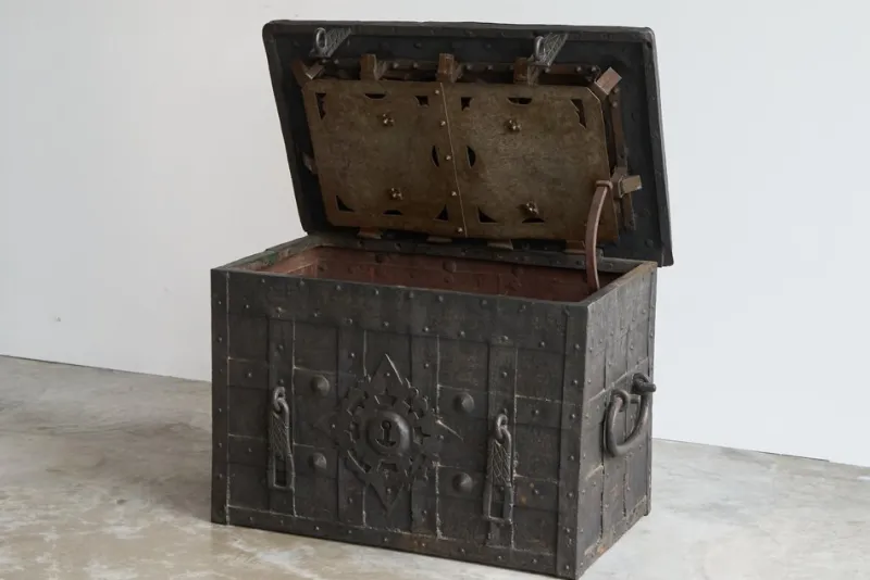 Online Pamono Antique Armada Box or Strongbox in Iron, Early 17th Century