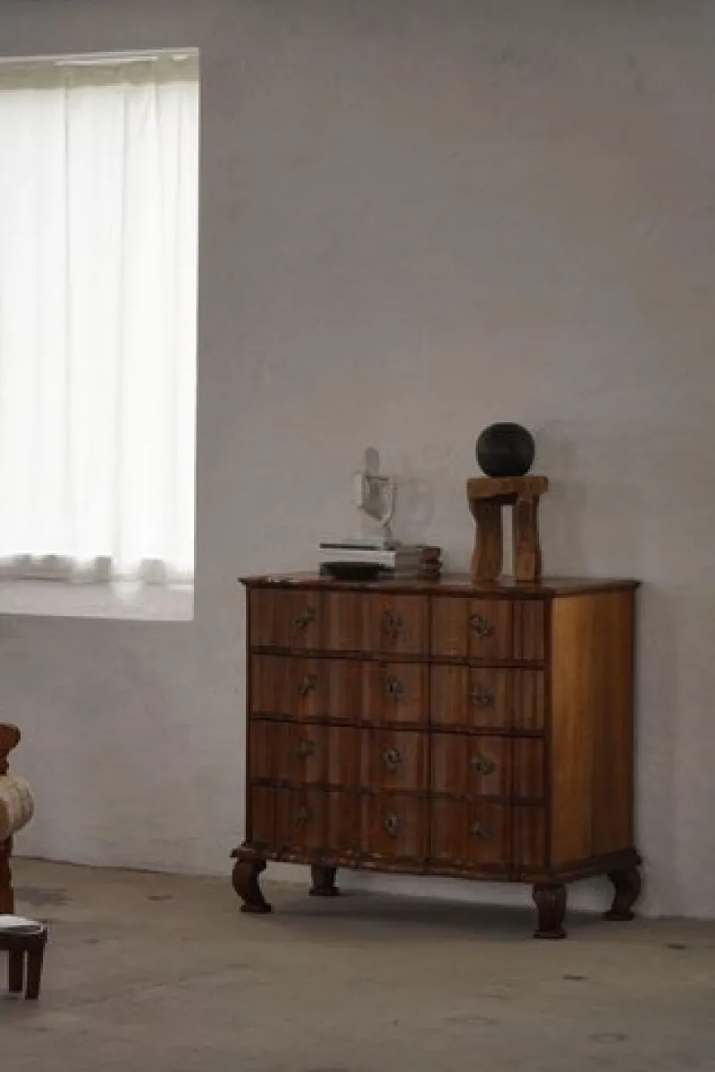 Pamono Antique Baroque Oak Chest of Drawers with Cabriole Legs, Late 18th Century> Dressers, Commodes & Chests