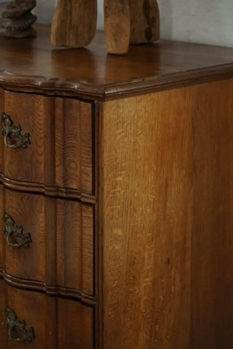 Pamono Antique Baroque Oak Chest of Drawers with Cabriole Legs, Late 18th Century> Dressers, Commodes & Chests