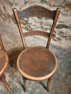 Hot Pamono Antique Bistro Chairs with Pressed Wood Seat and Bentwood Backrest by Michael Thonet for Thonet, Early 1900s, Set of 2