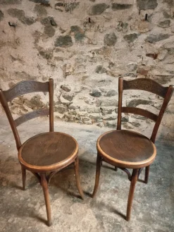 Hot Pamono Antique Bistro Chairs with Pressed Wood Seat and Bentwood Backrest by Michael Thonet for Thonet, Early 1900s, Set of 2