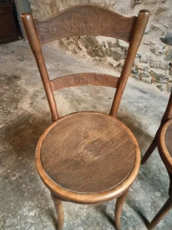 Hot Pamono Antique Bistro Chairs with Pressed Wood Seat and Bentwood Backrest by Michael Thonet for Thonet, Early 1900s, Set of 2
