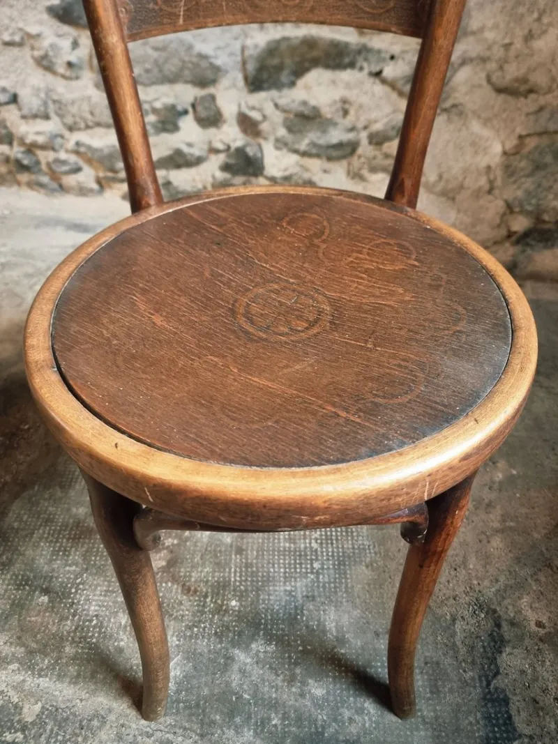 Hot Pamono Antique Bistro Chairs with Pressed Wood Seat and Bentwood Backrest by Michael Thonet for Thonet, Early 1900s, Set of 2