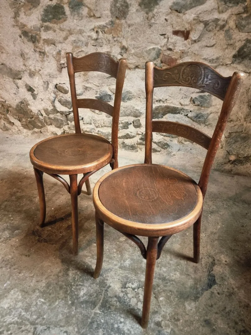 Hot Pamono Antique Bistro Chairs with Pressed Wood Seat and Bentwood Backrest by Michael Thonet for Thonet, Early 1900s, Set of 2