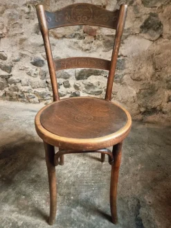 Hot Pamono Antique Bistro Chairs with Pressed Wood Seat and Bentwood Backrest by Michael Thonet for Thonet, Early 1900s, Set of 2