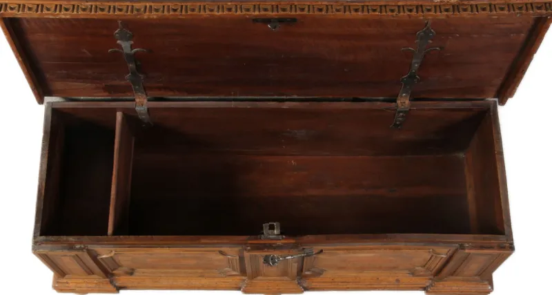Outlet Pamono Antique Chest in Walnut, 1730
