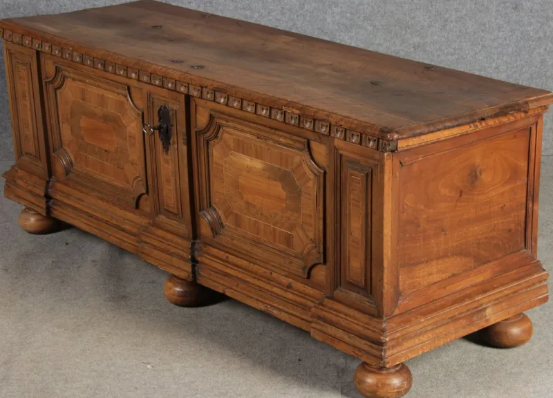 Outlet Pamono Antique Chest in Walnut, 1730