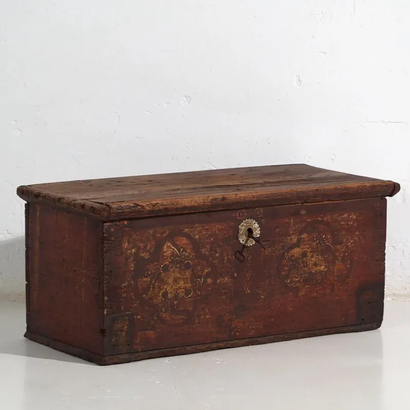 Pamono Antique Chest Painted with Floral Motifs and Iron Lock, 1820s> Trunks Crates & Baskets
