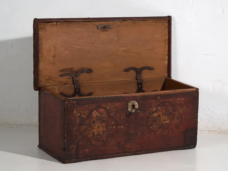 Pamono Antique Chest Painted with Floral Motifs and Iron Lock, 1820s> Trunks Crates & Baskets