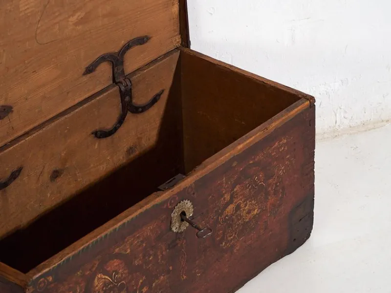 Pamono Antique Chest Painted with Floral Motifs and Iron Lock, 1820s> Trunks Crates & Baskets