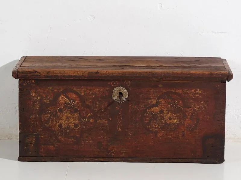 Pamono Antique Chest Painted with Floral Motifs and Iron Lock, 1820s> Trunks Crates & Baskets