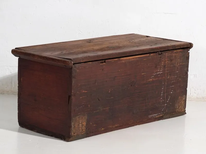 Pamono Antique Chest Painted with Floral Motifs and Iron Lock, 1820s> Trunks Crates & Baskets