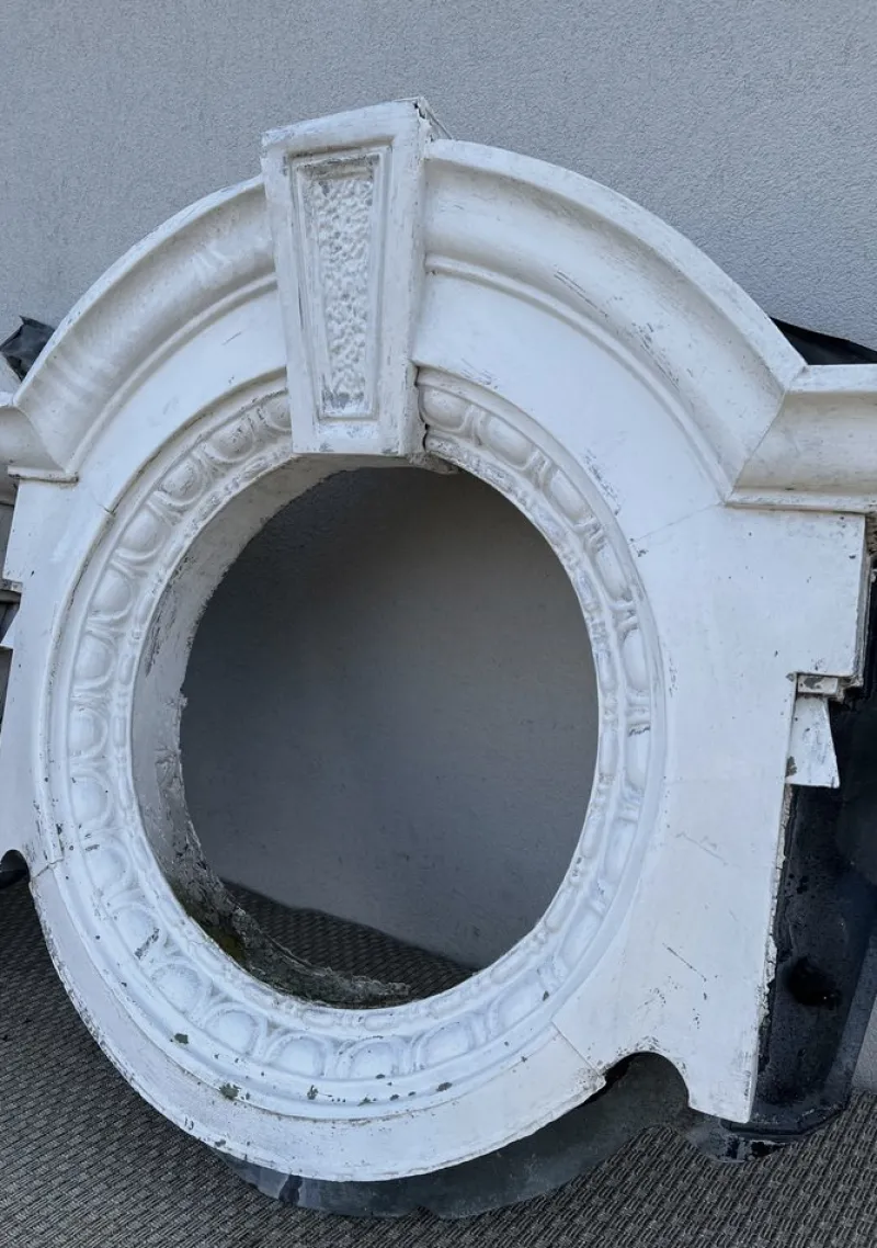 Pamono Antique Dutch Architectural Bulls Eyes in Painted Zinc, Set of 2> Architectural Elements