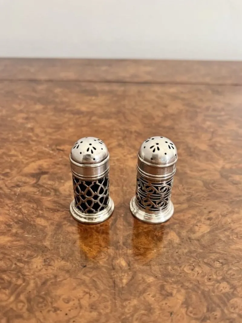 Pamono Antique Edwardian Table Shakers, 1900, Set of 2> Salt & Pepper Shakers