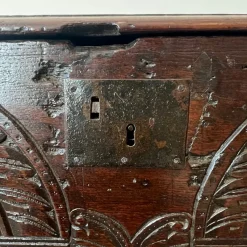 Pamono Antique English Jacobean Carved Chest in Oak, 1650><noscript><img width=