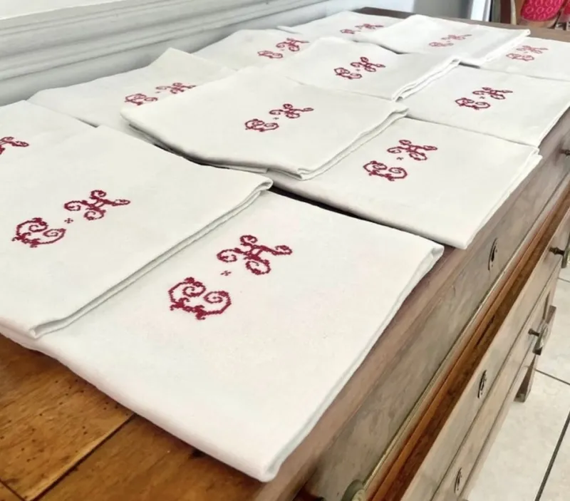 Pamono Antique French Monogrammed Embroidered Tablecloth and Napkins, 1900, Set of 13> Dinnerware Accessories