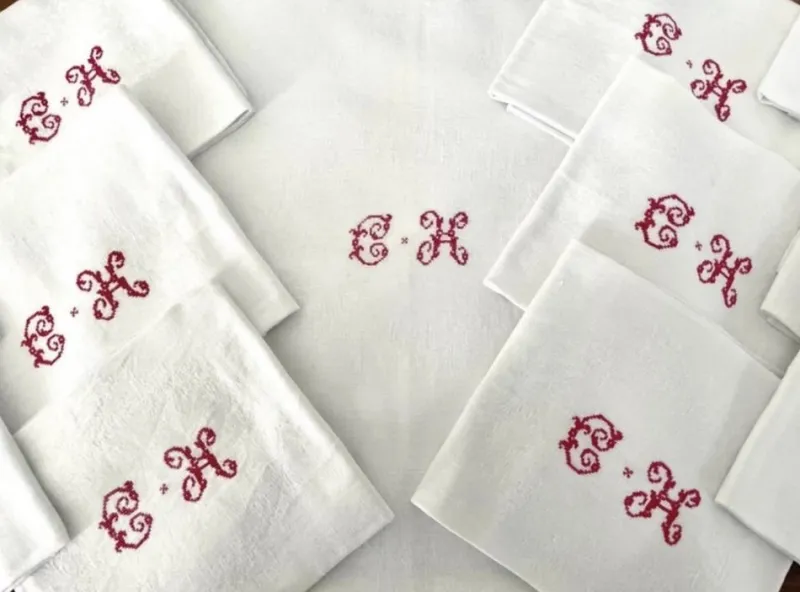 Pamono Antique French Monogrammed Embroidered Tablecloth and Napkins, 1900, Set of 13> Dinnerware Accessories