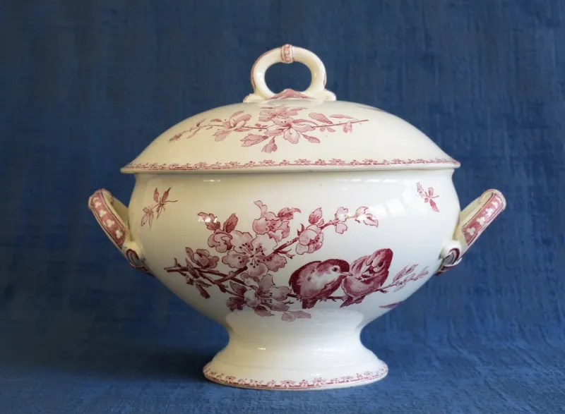 Outlet Pamono Antique French Red Favori Soup Tureen in Earthenware from Sarreguemines, 1890s
