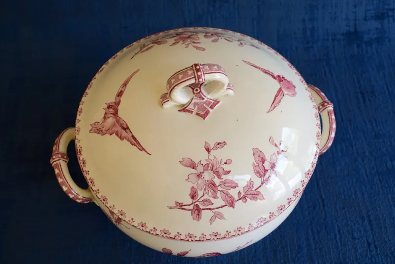 Outlet Pamono Antique French Red Favori Soup Tureen in Earthenware from Sarreguemines, 1890s