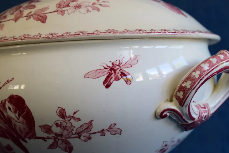 Outlet Pamono Antique French Red Favori Soup Tureen in Earthenware from Sarreguemines, 1890s