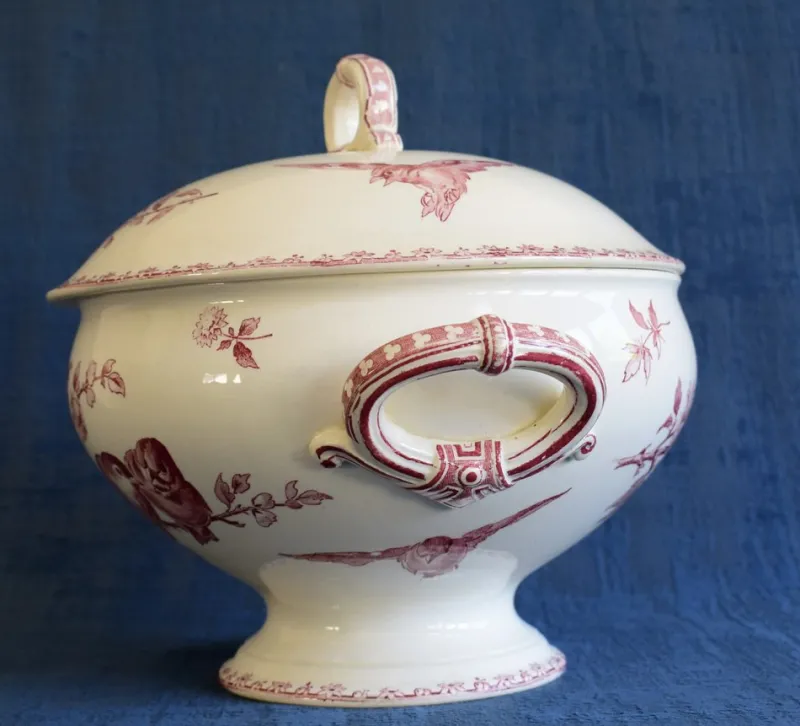 Outlet Pamono Antique French Red Favori Soup Tureen in Earthenware from Sarreguemines, 1890s